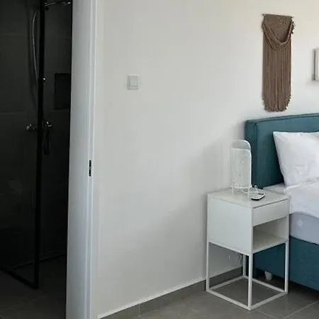 Fresh 2-bedroom With Pool And Sea View *