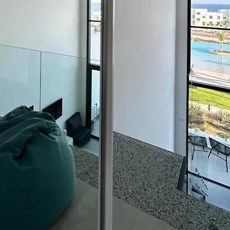 Fresh 2-bedroom With Pool And Sea View *