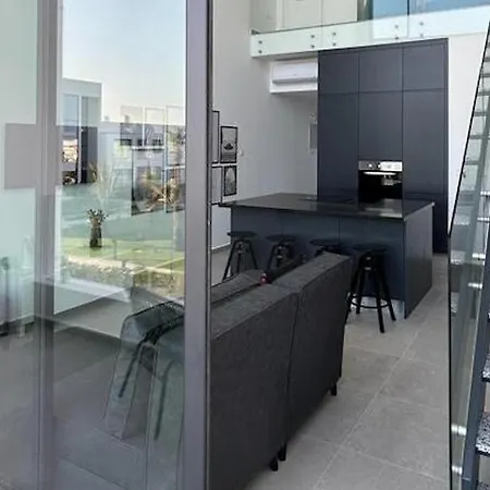شقة Fresh 2-bedroom With Pool And Sea View *