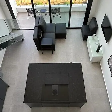 Fresh 2-bedroom With Pool And Sea View *